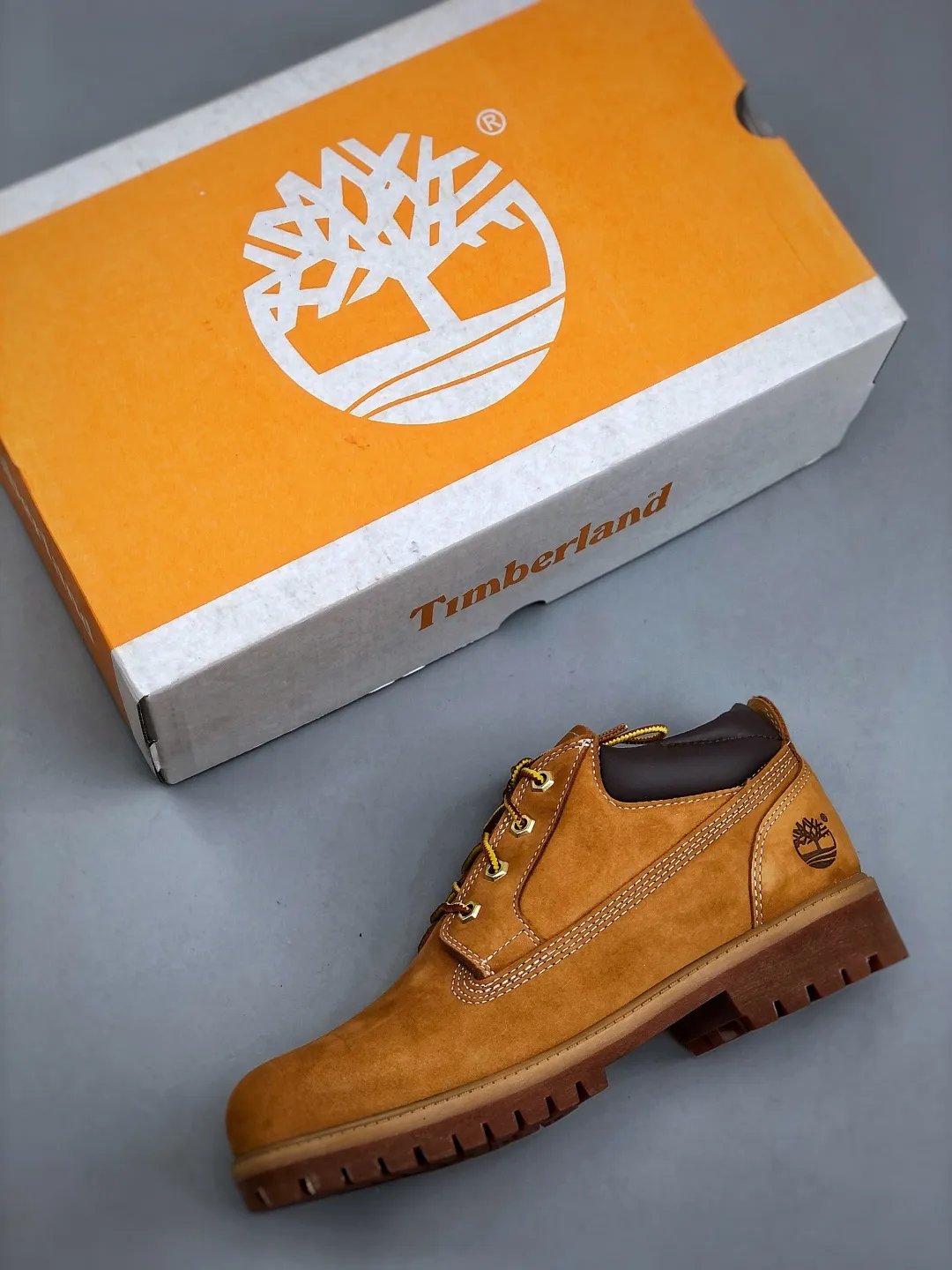 Local pick-up 💰560 supports store release and returns in season. The world's leading outdoor brand Timberland/Timberland Men's Classic Oxford Waterproof Boots men's low-top waterproof desert workwear casual Martin low boots Size: Men/39.5 40 41 42 43 44 (leather shoe size: one size larger than sports shoes!) Original hardware molded shoelace buckle New upgrade of top-notch craftsmanship Original factory in Zhongshan. Original imported waterproof leather. Injection-molded outsole. Dynamic water-repellent when folded horizontally. Original uniform full frosted leather collar. Full cow lining. Brand new original packaging shoe box. Exclusive supply in the market.
